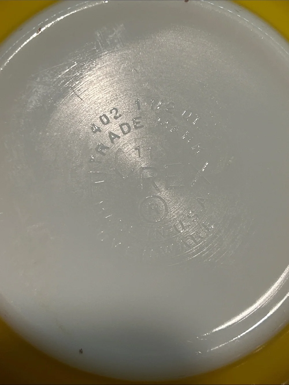 Pyrex 402 1 1/2 Quart mixing bowl yellow